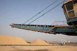 Image du Maroc Professionnelle de  Les installations du Stacker dans la Zone du stockage du phosphate lavé au complexe pétrochimique de Safi de L'Office chérifien des phosphates (OCP) datant des années 60. Dans cette unité on produit de l'acide phosphorique et des engrais. Le Groupe OCP est une société anonyme fondée en 1920 et domiciliée au Maroc. OCP S.A est le Leader mondial de l'industrie du phosphate, Mardi 28 Août 2007. (Photo / Abdeljalil Bounhar) 